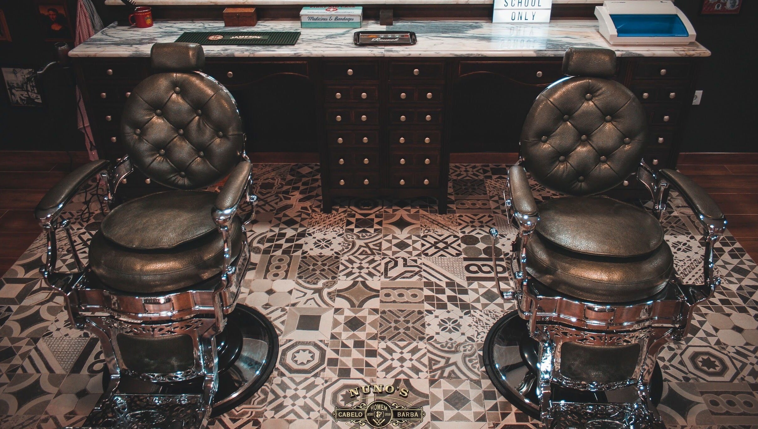 Cadeiras de barbeiro vintage no Nuno’s Lab Nogueira do Cravo, Nogueira Do Cravo, Aveiro, PT.