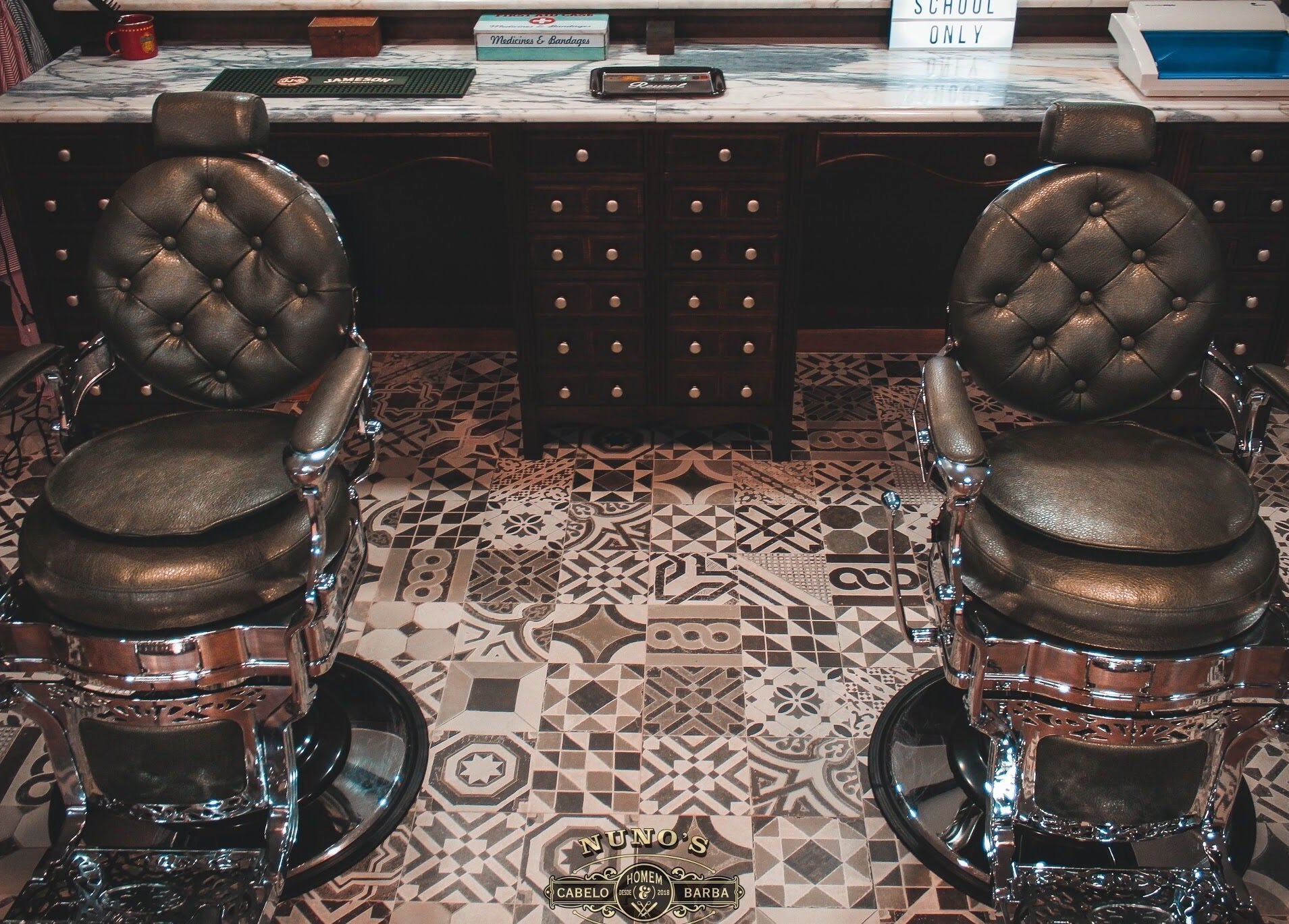 Cadeiras de barbeiro vintage no Nuno’s Lab Nogueira do Cravo, Nogueira Do Cravo, Aveiro, PT.