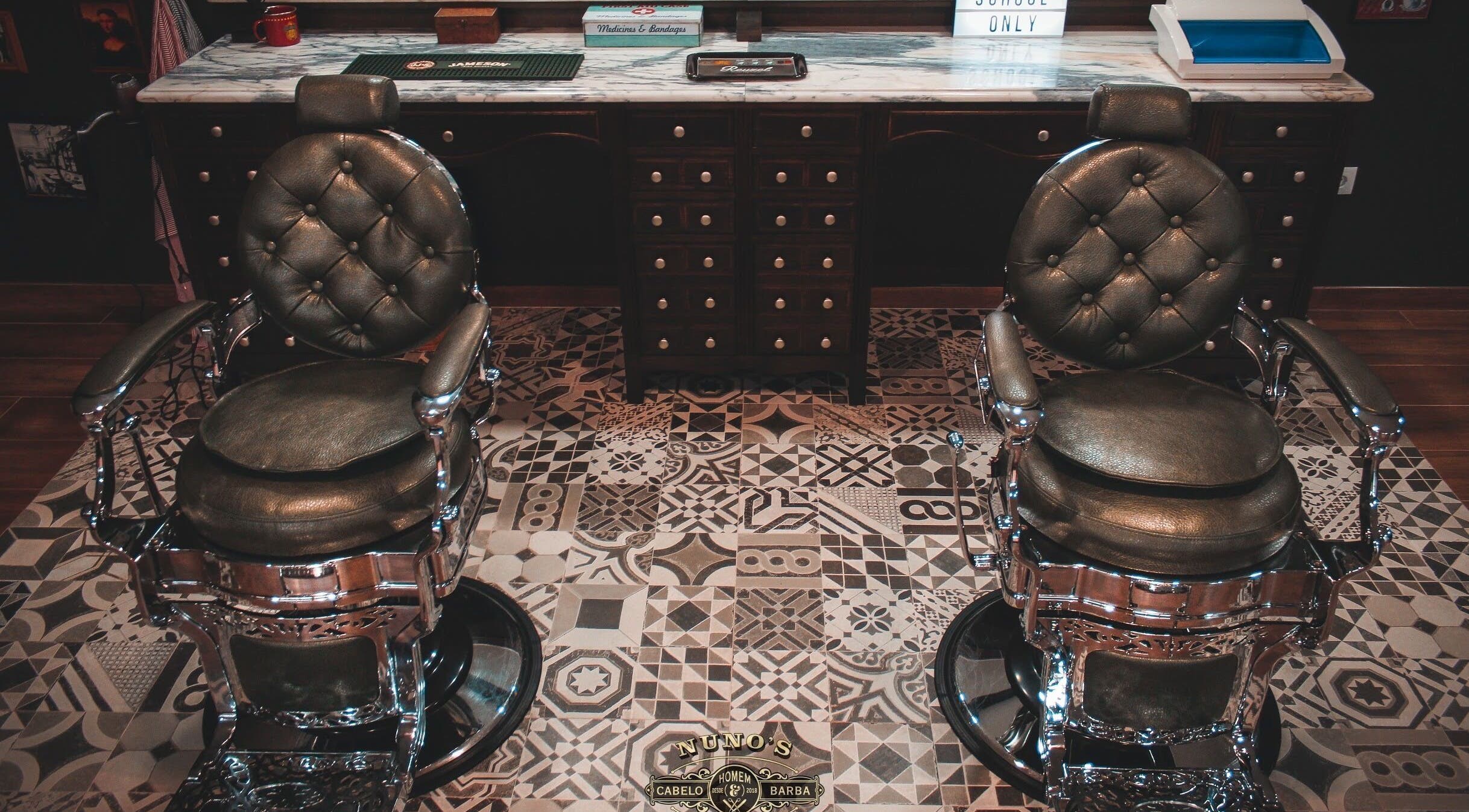 Cadeiras de barbeiro vintage no Nuno’s Lab Nogueira do Cravo, Nogueira Do Cravo, Aveiro, PT.