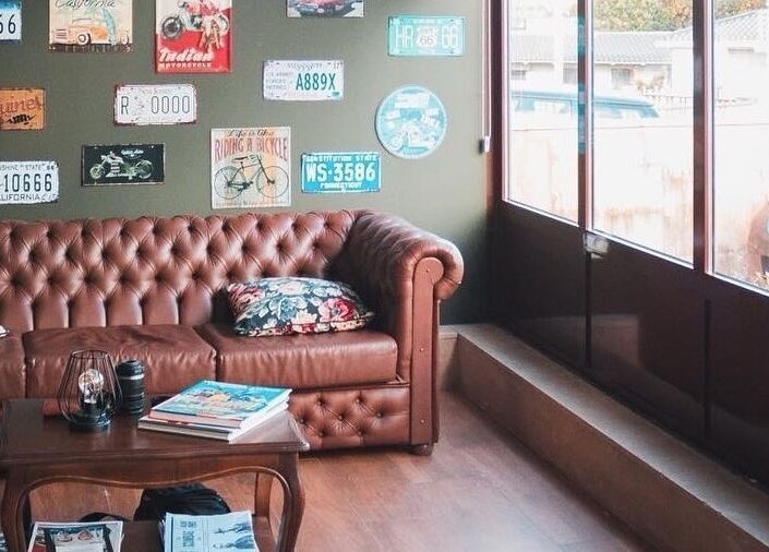Sala retro em Nuno’s Lab Nogueira do Cravo, Nogueira Do Cravo, Aveiro, PT, com sofá marrom e decoração vintage.