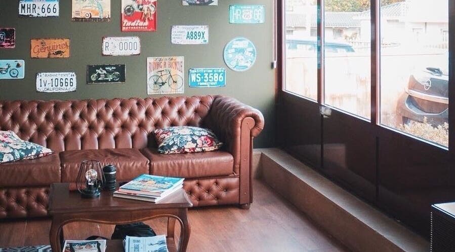 Sala retro em Nuno’s Lab Nogueira do Cravo, Nogueira Do Cravo, Aveiro, PT, com sofá marrom e decoração vintage.