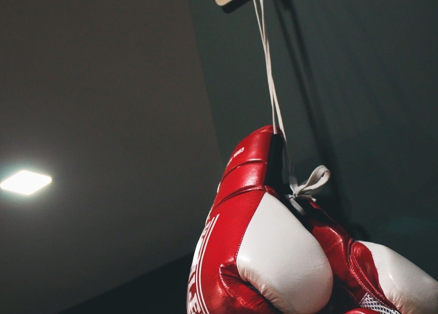 Luvas de boxe penduradas no Nuno’s Lab Nogueira do Cravo, Nogueira Do Cravo, Aveiro, PT.