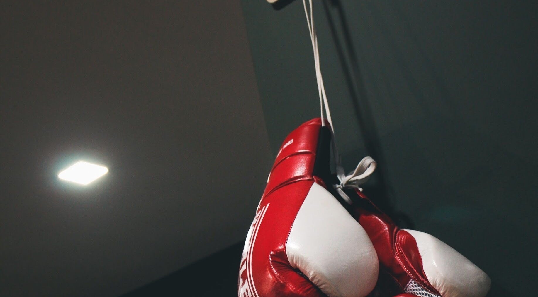 Luvas de boxe penduradas no Nuno’s Lab Nogueira do Cravo, Nogueira Do Cravo, Aveiro, PT.