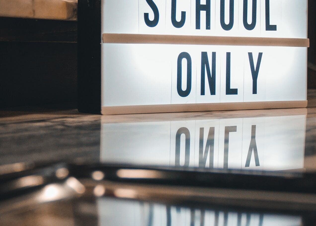 Placa iluminada com a inscrição 'SCHOOL ONLY' no Nuno’s Lab Nogueira do Cravo, Nogueira Do Cravo, Aveiro, PT.