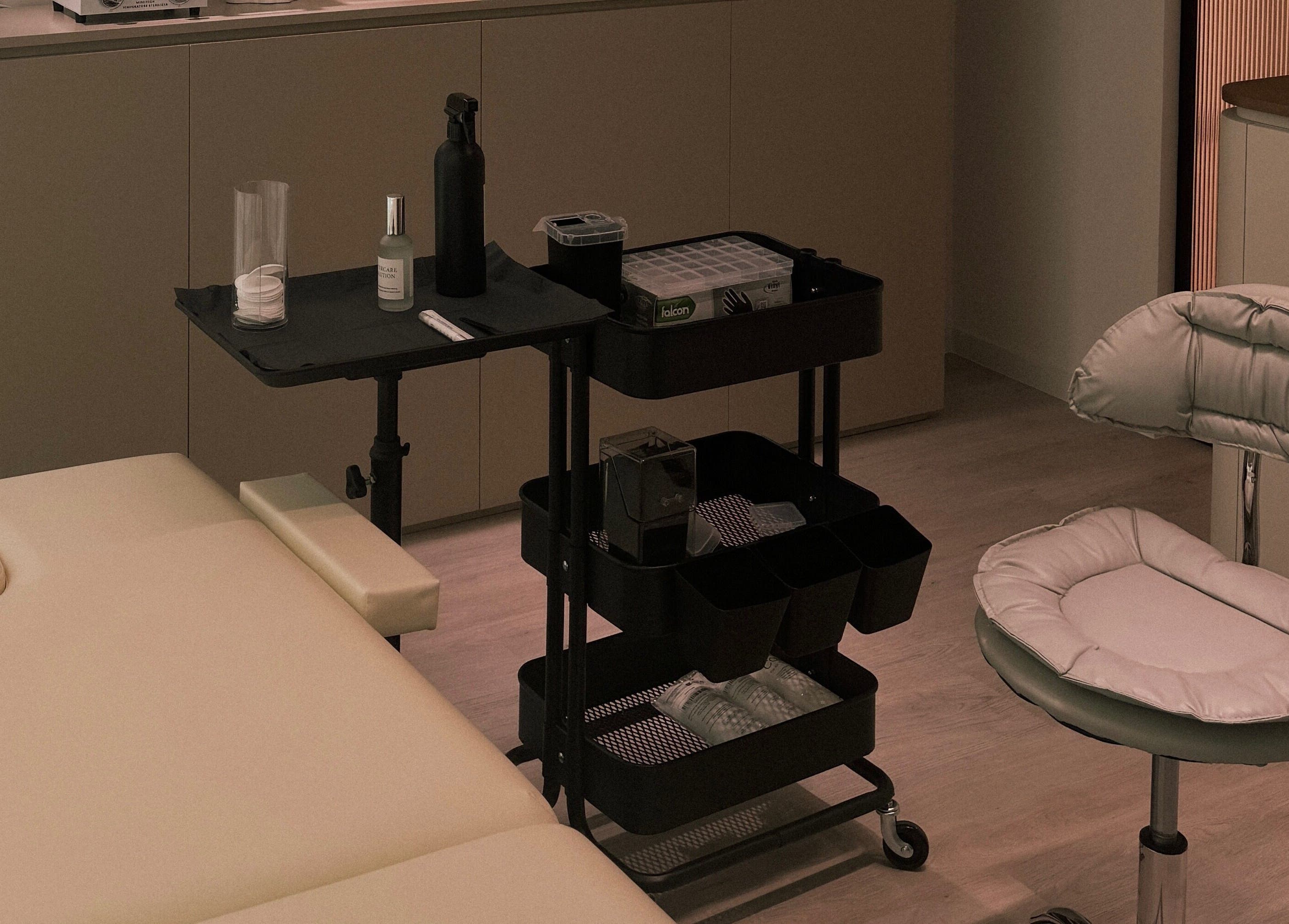 Peaceful treatment room at Dr. Aisha Piercing, Dubai, Dubai, AE with a comfortable chair and sterile tools.