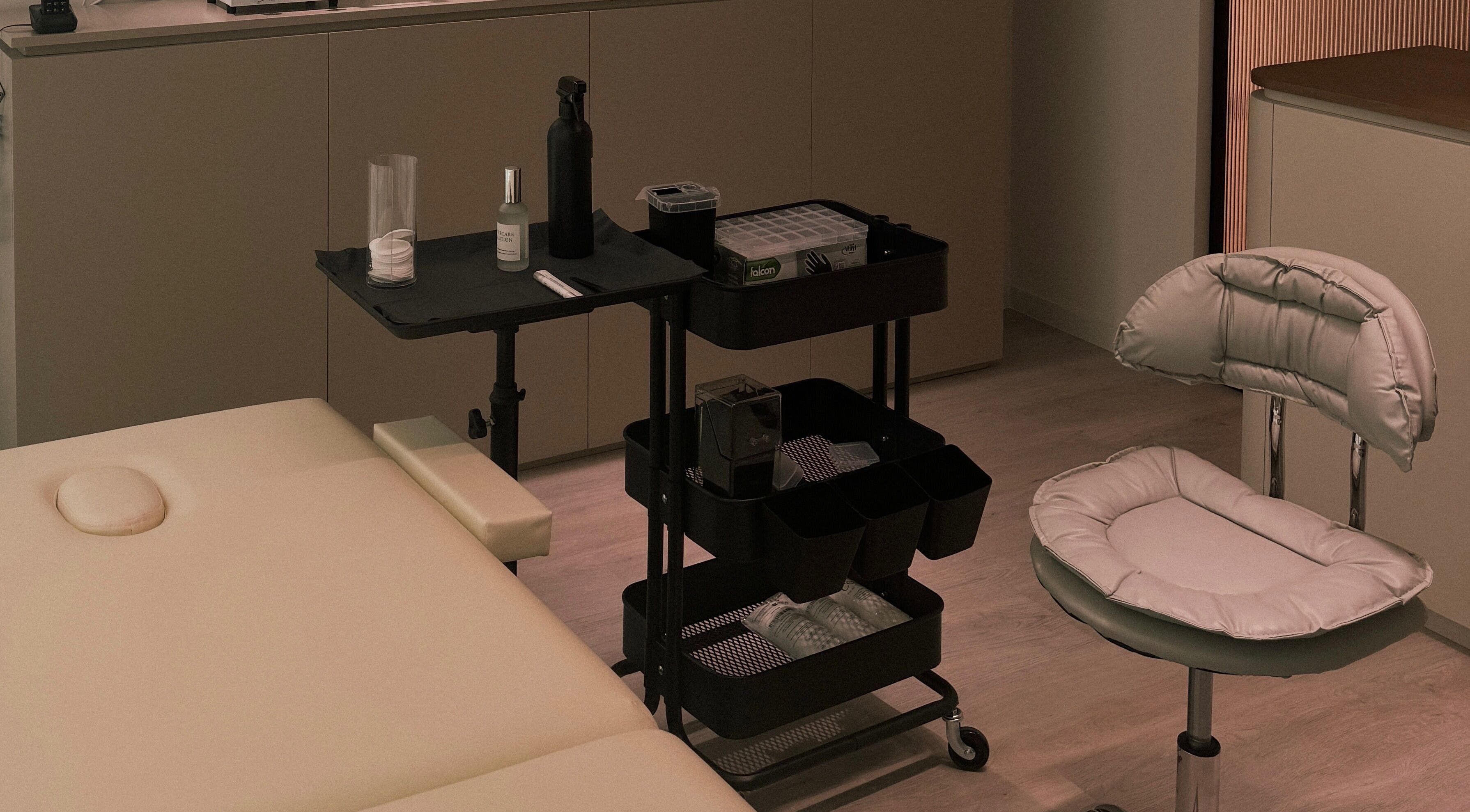 Peaceful treatment room at Dr. Aisha Piercing, Dubai, Dubai, AE with a comfortable chair and sterile tools.