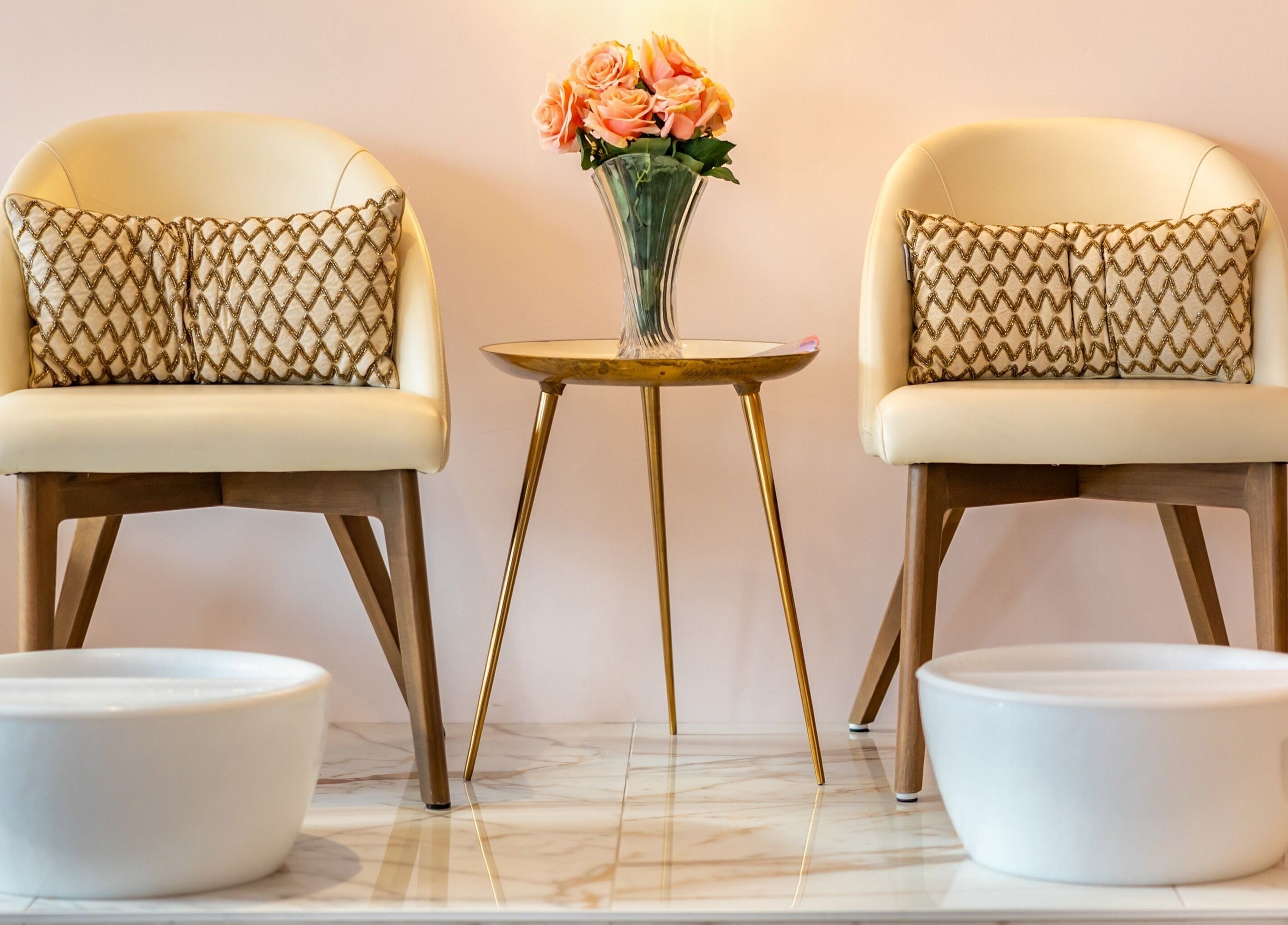 Relaxing pedicure area with chairs and flowers at Beauty Marque, Pointe-Claire, Québec, CA.