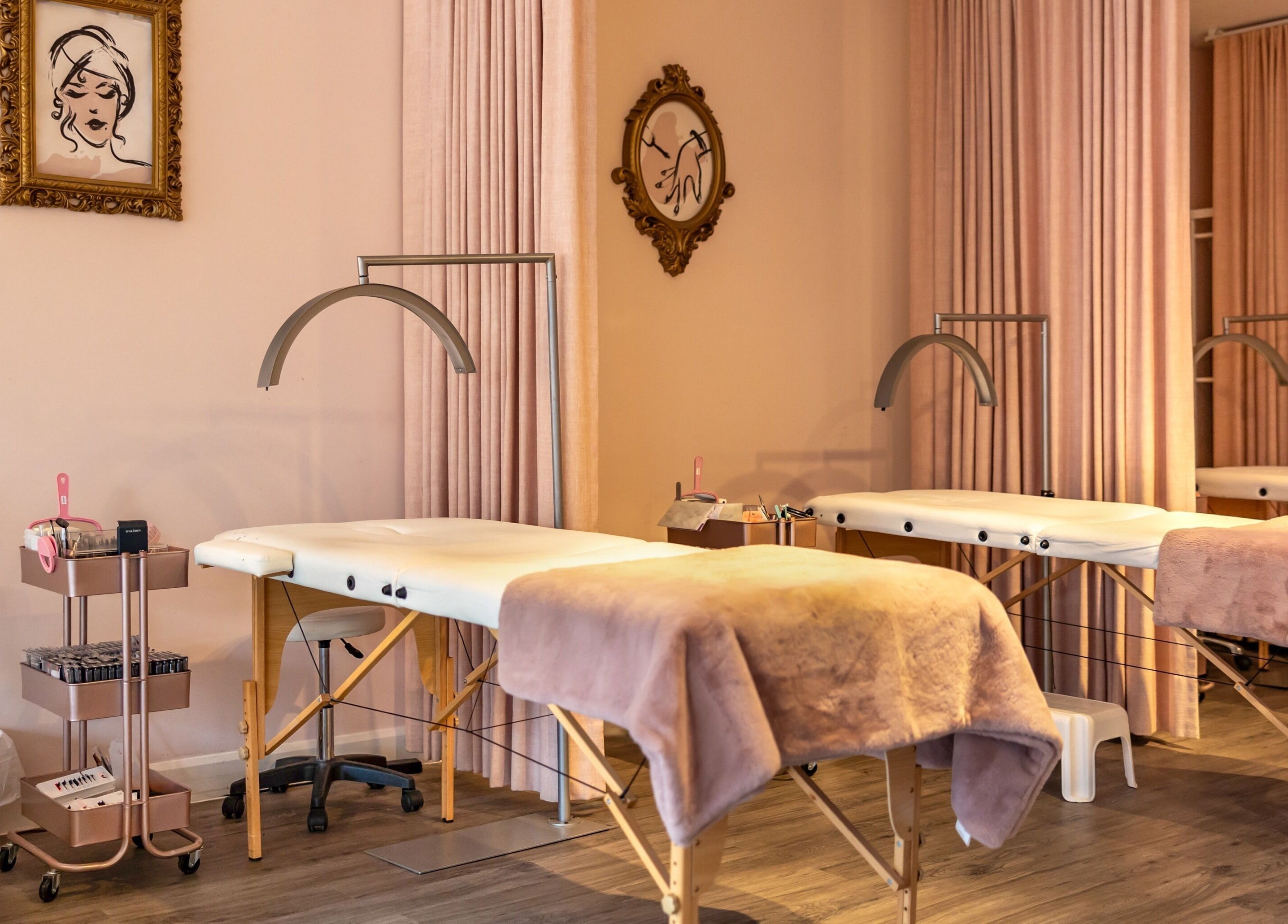 Luxury spa room at Beauty Marque, Pointe-Claire, Québec, CA with massage tables and elegant decor.