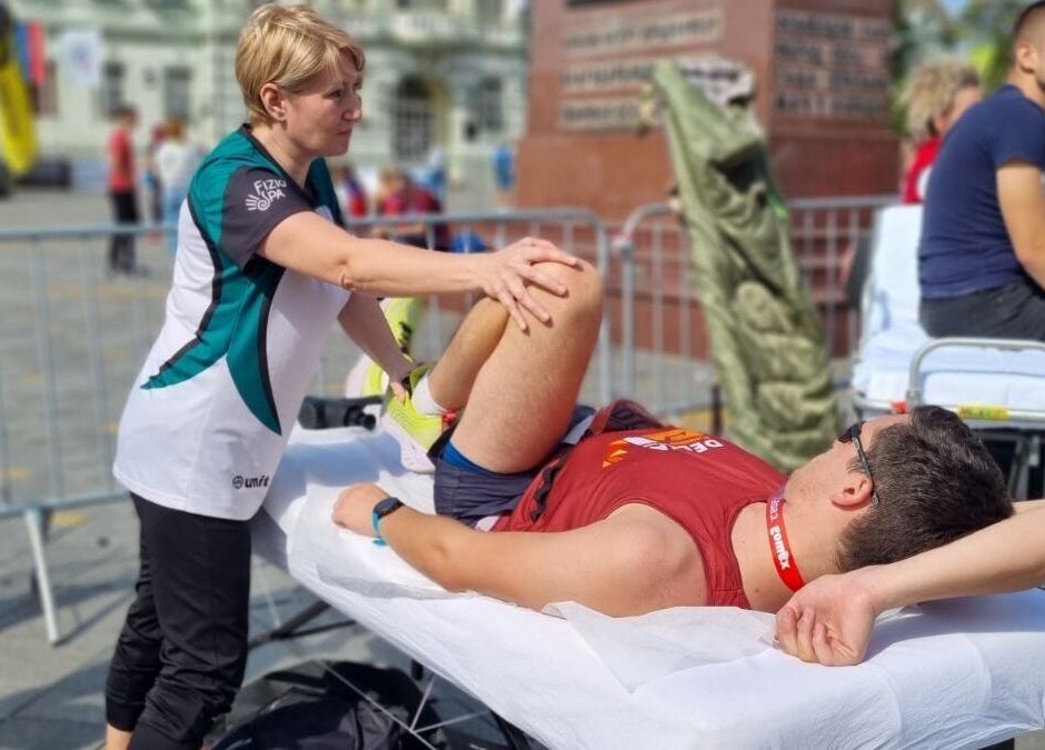 Therapist at Physio Spa- Fizio Spa in Zrenjanin, Vojvodina, RS performing outdoor physical therapy.