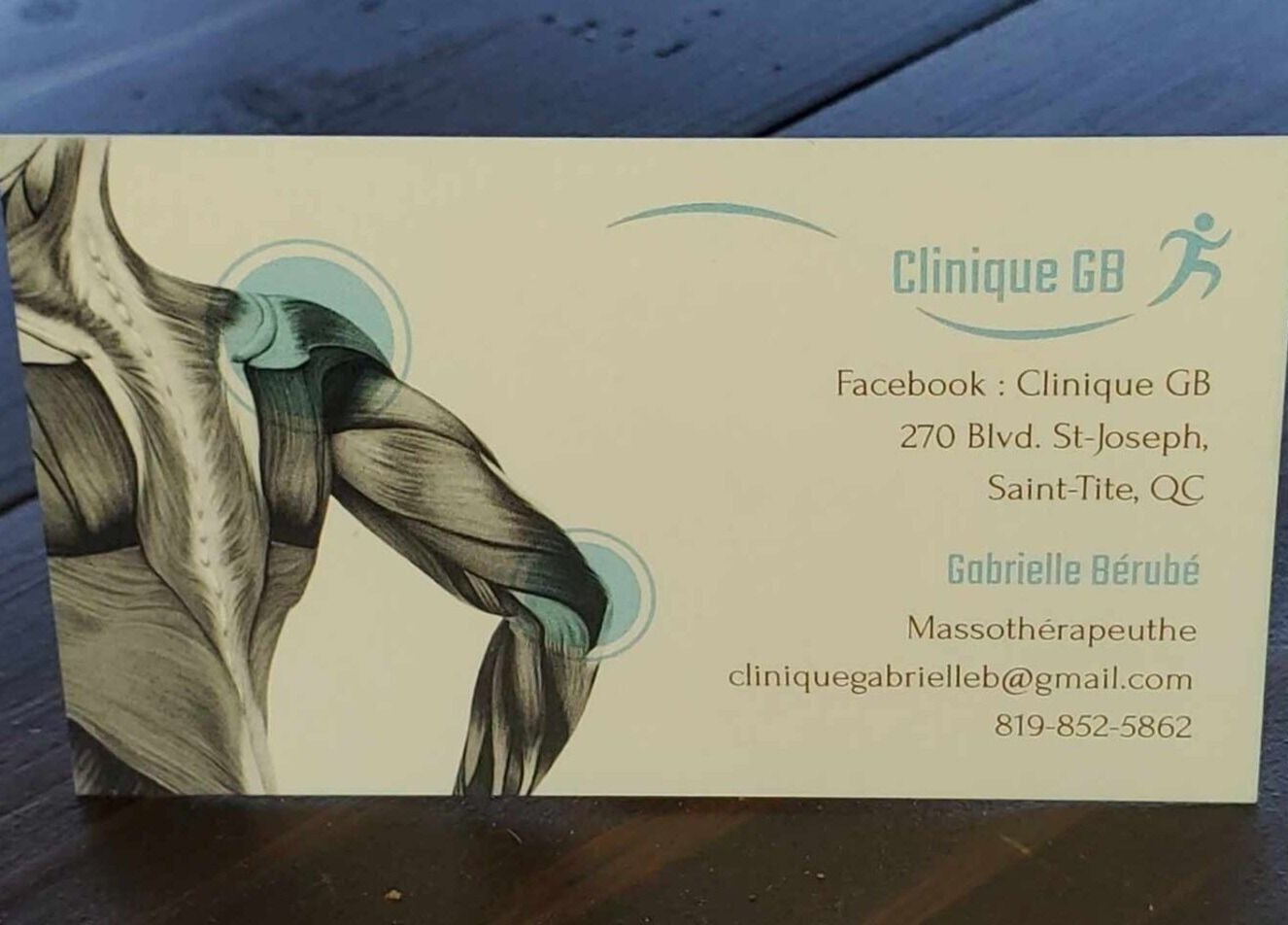 Carte de visite de Clinique Gabrielle Bérubé à Saint-Tite, Québec, CA illustrant une épaule anatomique.