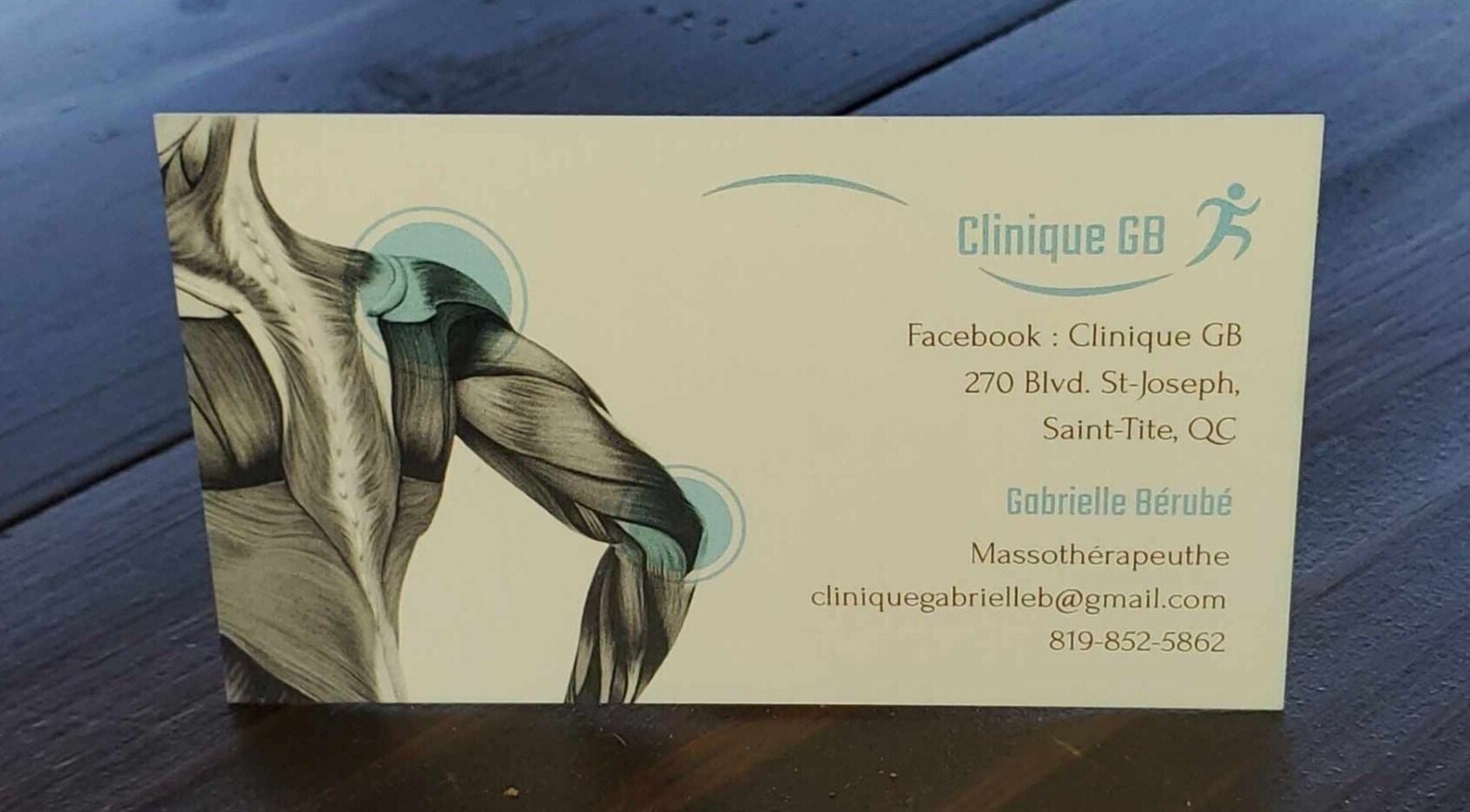 Carte de visite de Clinique Gabrielle Bérubé à Saint-Tite, Québec, CA illustrant une épaule anatomique.