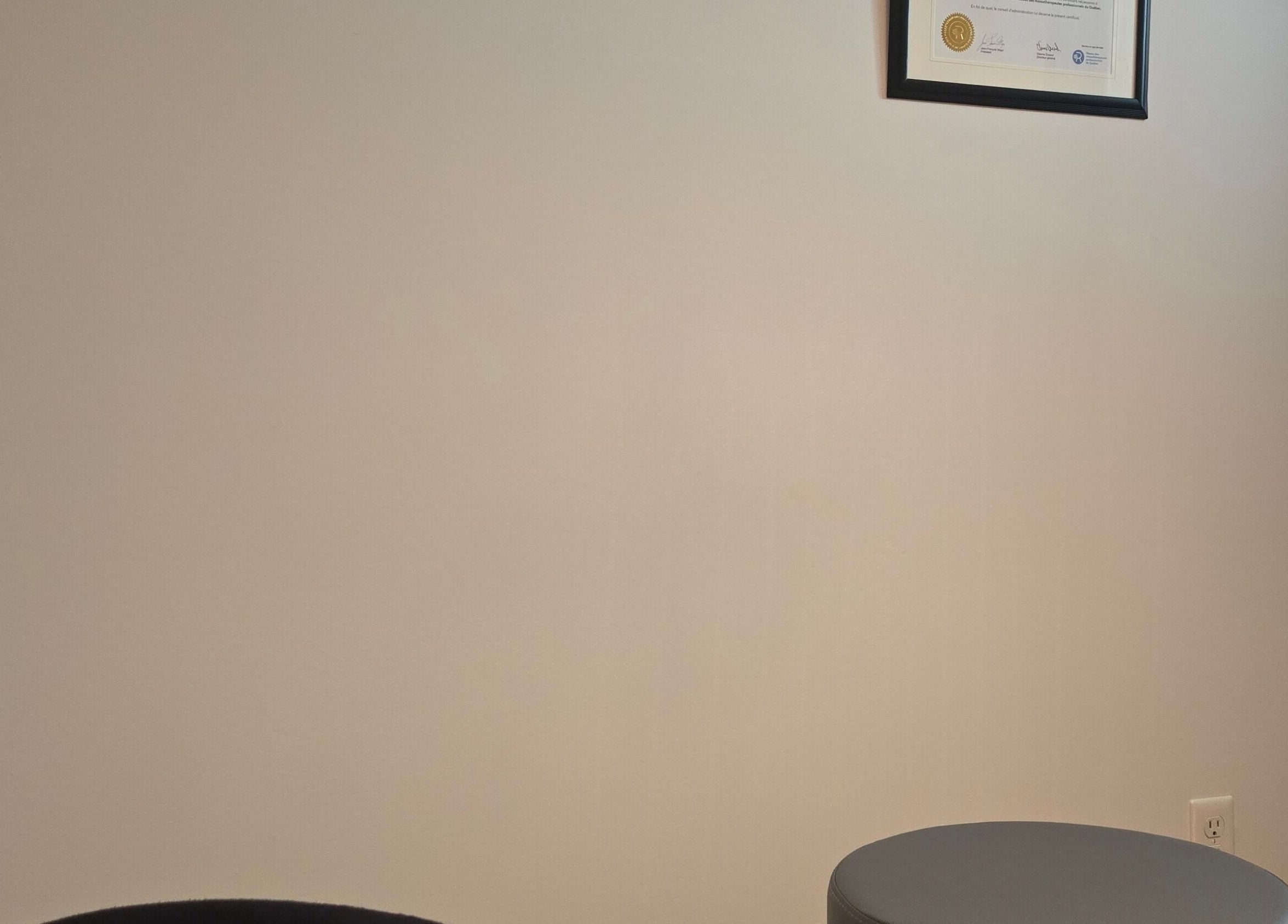 Coin détente épuré avec fauteuils à la Clinique Gabrielle Bérubé, Saint-Tite, Québec, CA.