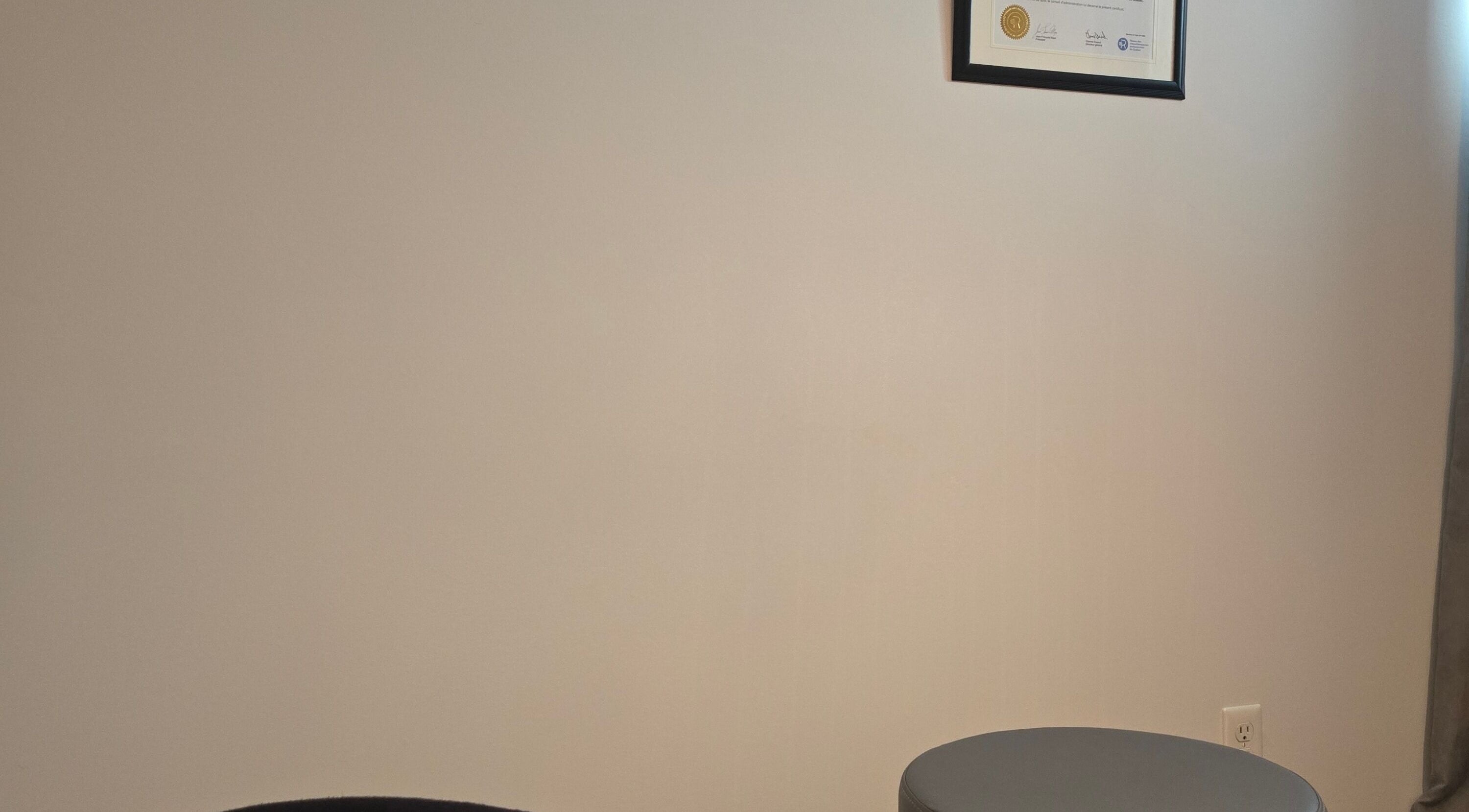 Coin détente épuré avec fauteuils à la Clinique Gabrielle Bérubé, Saint-Tite, Québec, CA.