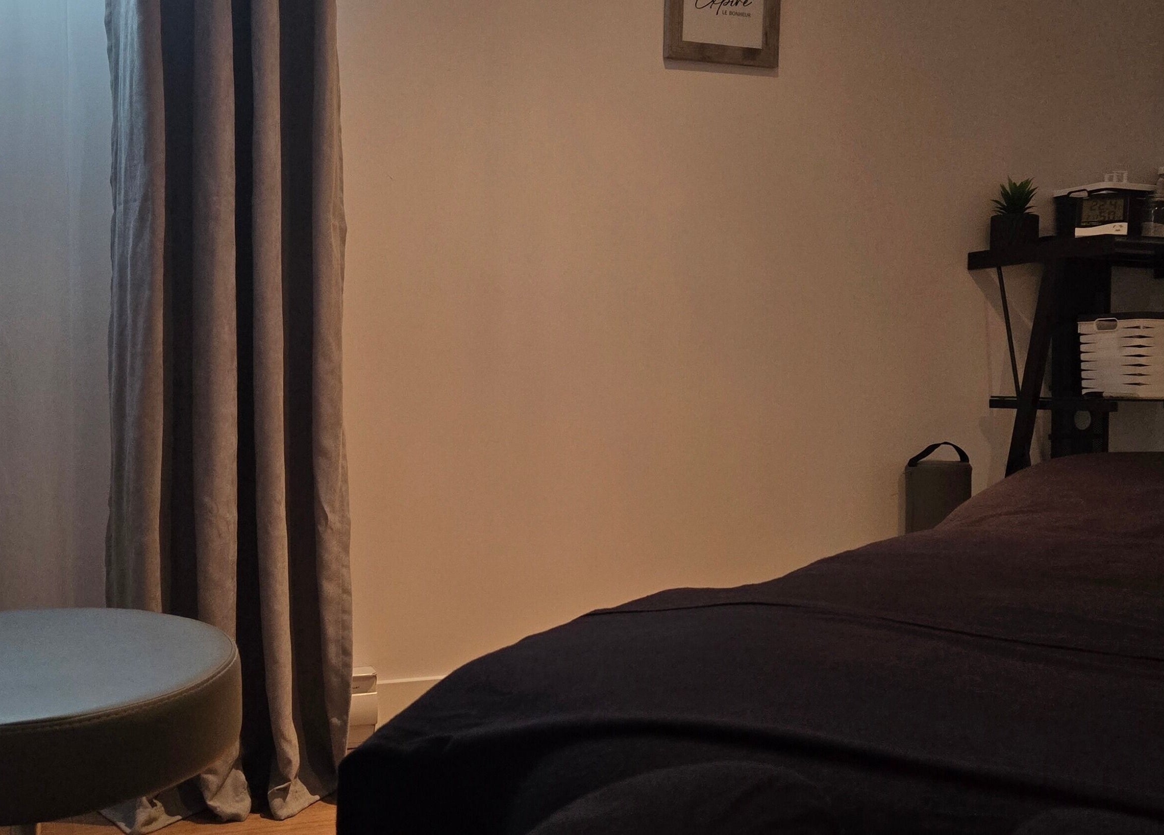 Salle de soin apaisante à Clinique Gabrielle Bérubé, Saint-Tite, Québec, CA, pour une expérience bien-être unique.