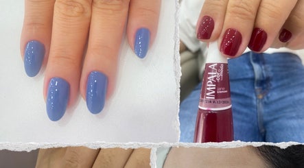 Unhas pintadas em azul e vermelho na Senz.vanessabelber, São Paulo, São Paulo, BR.