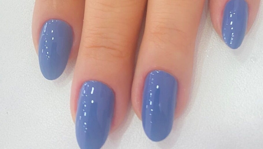 Unhas pintadas de azul em estilo moderno no Senz.vanessabelber, São Paulo, São Paulo, BR.