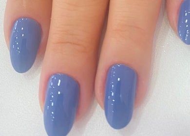 Unhas pintadas de azul em estilo moderno no Senz.vanessabelber, São Paulo, São Paulo, BR.