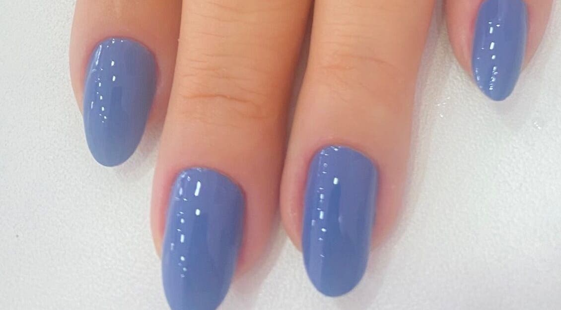 Unhas pintadas de azul em estilo moderno no Senz.vanessabelber, São Paulo, São Paulo, BR.