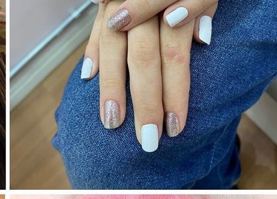 Unhas bem cuidadas com esmalte branco e glitter na Senz.vanessabelber, São Paulo, São Paulo, BR.