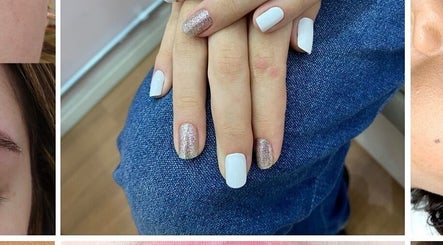 Unhas bem cuidadas com esmalte branco e glitter na Senz.vanessabelber, São Paulo, São Paulo, BR.