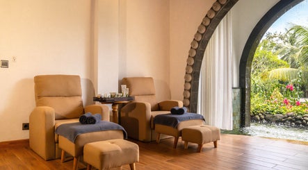 Relaxing lounge at Dirasha Wellness in Bali, Bali, ID with plush chairs and a garden view.