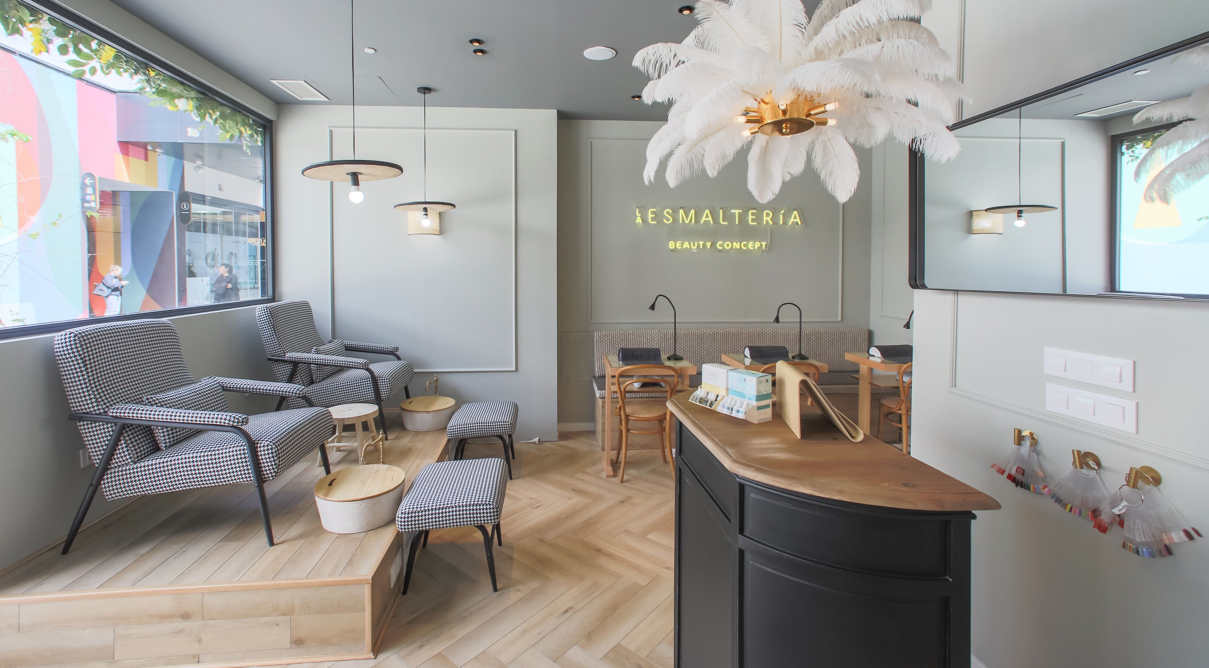 Interior elegante de La Esmaltería - Caleido en Madrid, Comunidad De Madrid, ES, destacando asientos confortables.