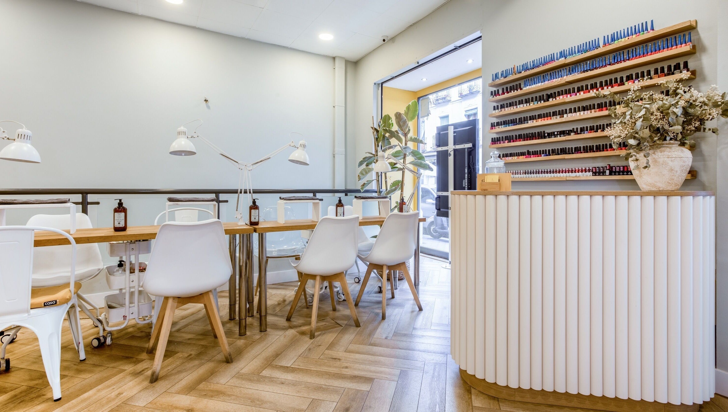 Interior moderno y acogedor de La Esmaltería en Madrid, Comunidad De Madrid, ES, con mesa y sillas blancas.