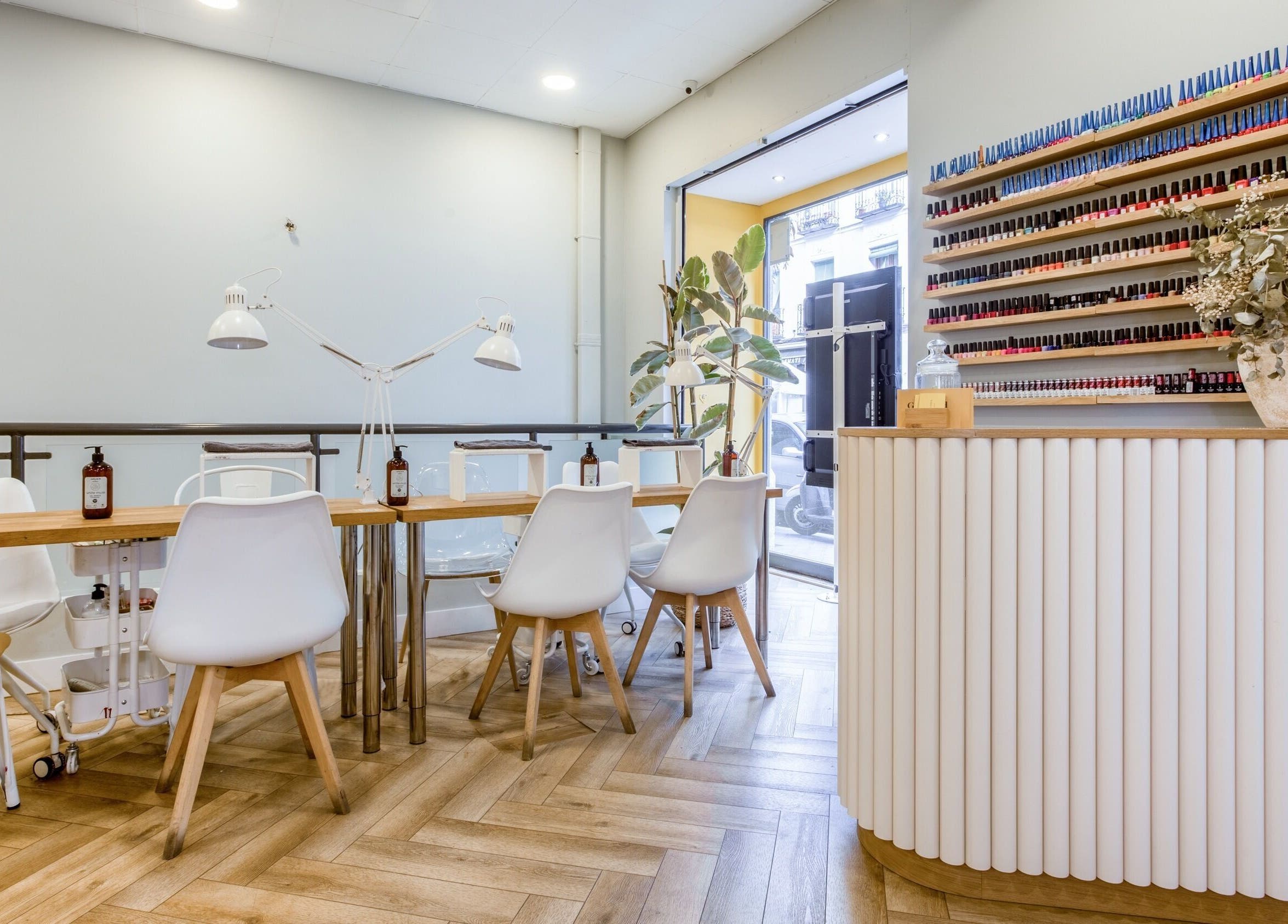 Interior moderno y acogedor de La Esmaltería en Madrid, Comunidad De Madrid, ES, con mesa y sillas blancas.