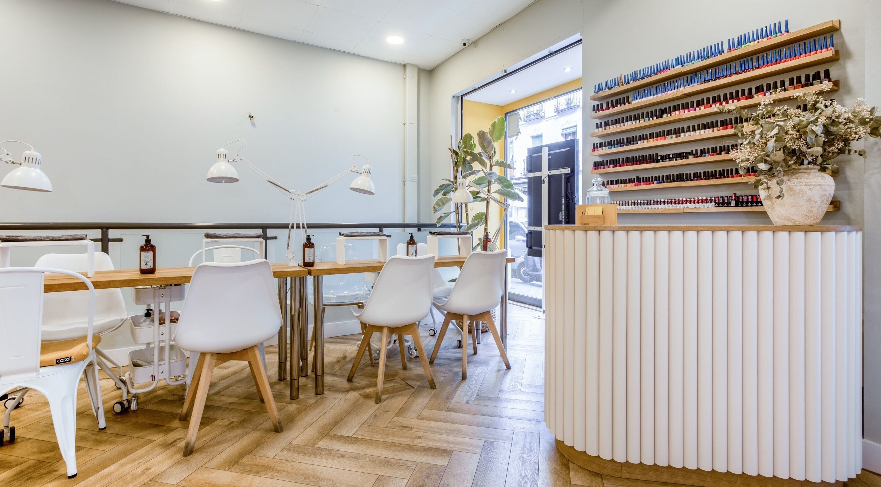 Interior moderno y acogedor de La Esmaltería en Madrid, Comunidad De Madrid, ES, con mesa y sillas blancas.