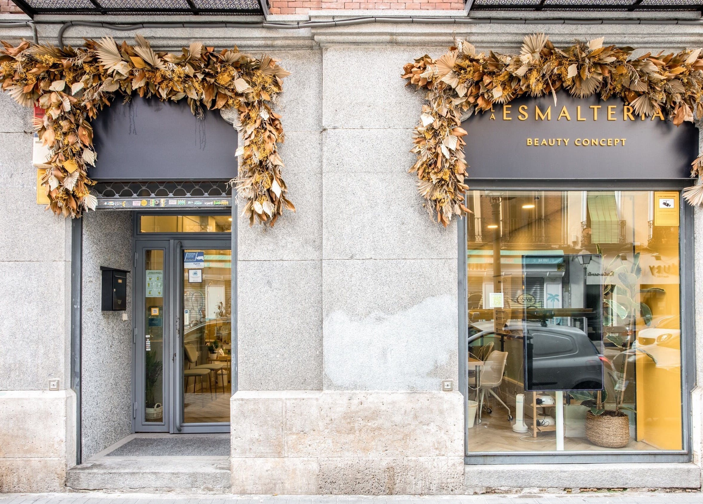 Fachada de La Esmaltería decorada con hojas secas en Madrid, Comunidad De Madrid, ES.
