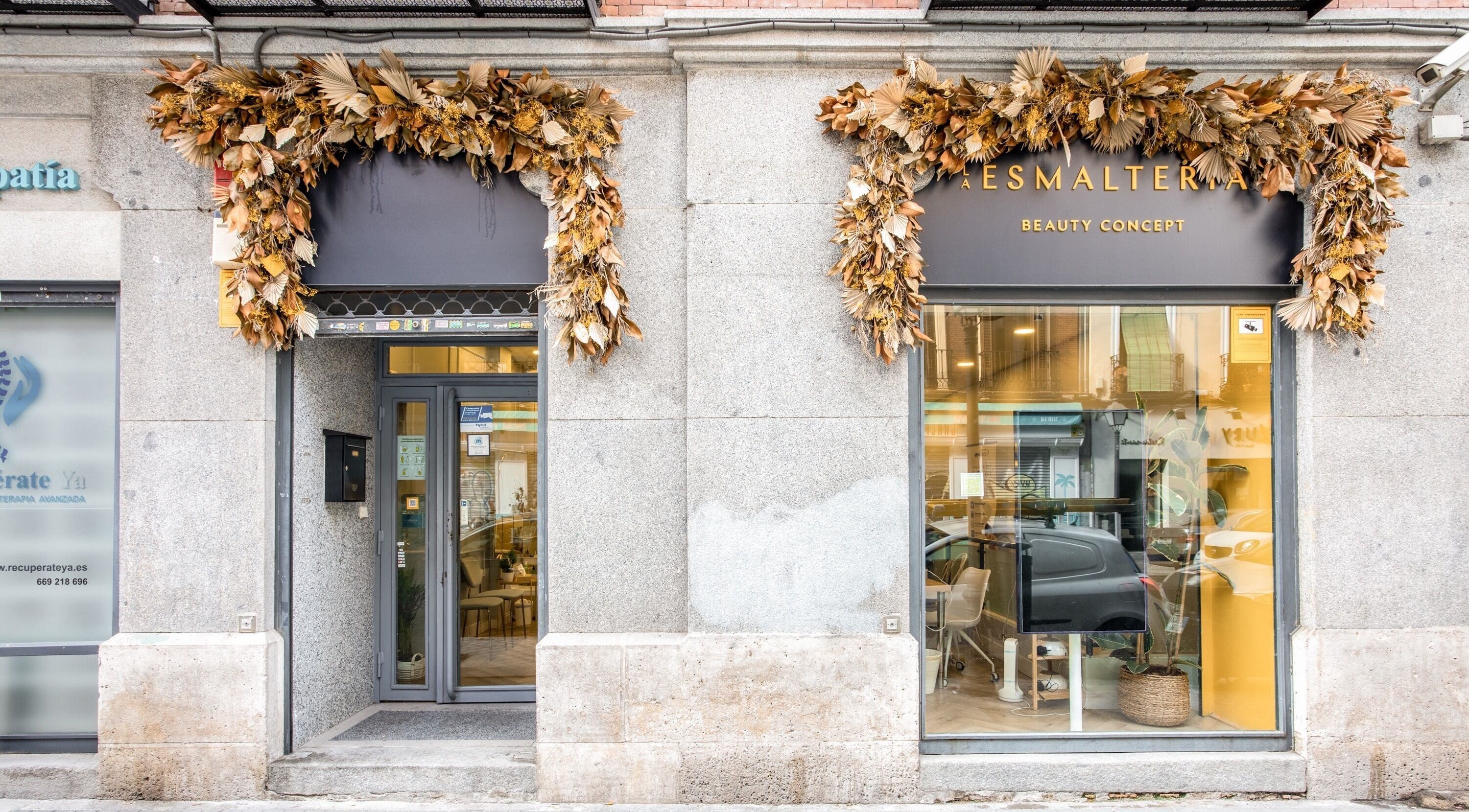 Fachada de La Esmaltería decorada con hojas secas en Madrid, Comunidad De Madrid, ES.