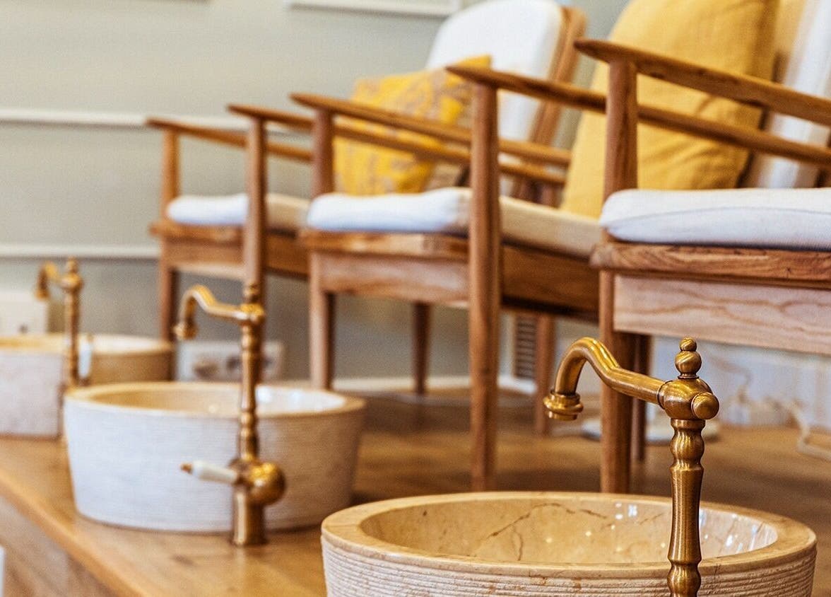 Sillas de madera y lavabos elegantes en La Esmaltería, Madrid, Comunidad De Madrid, ES.