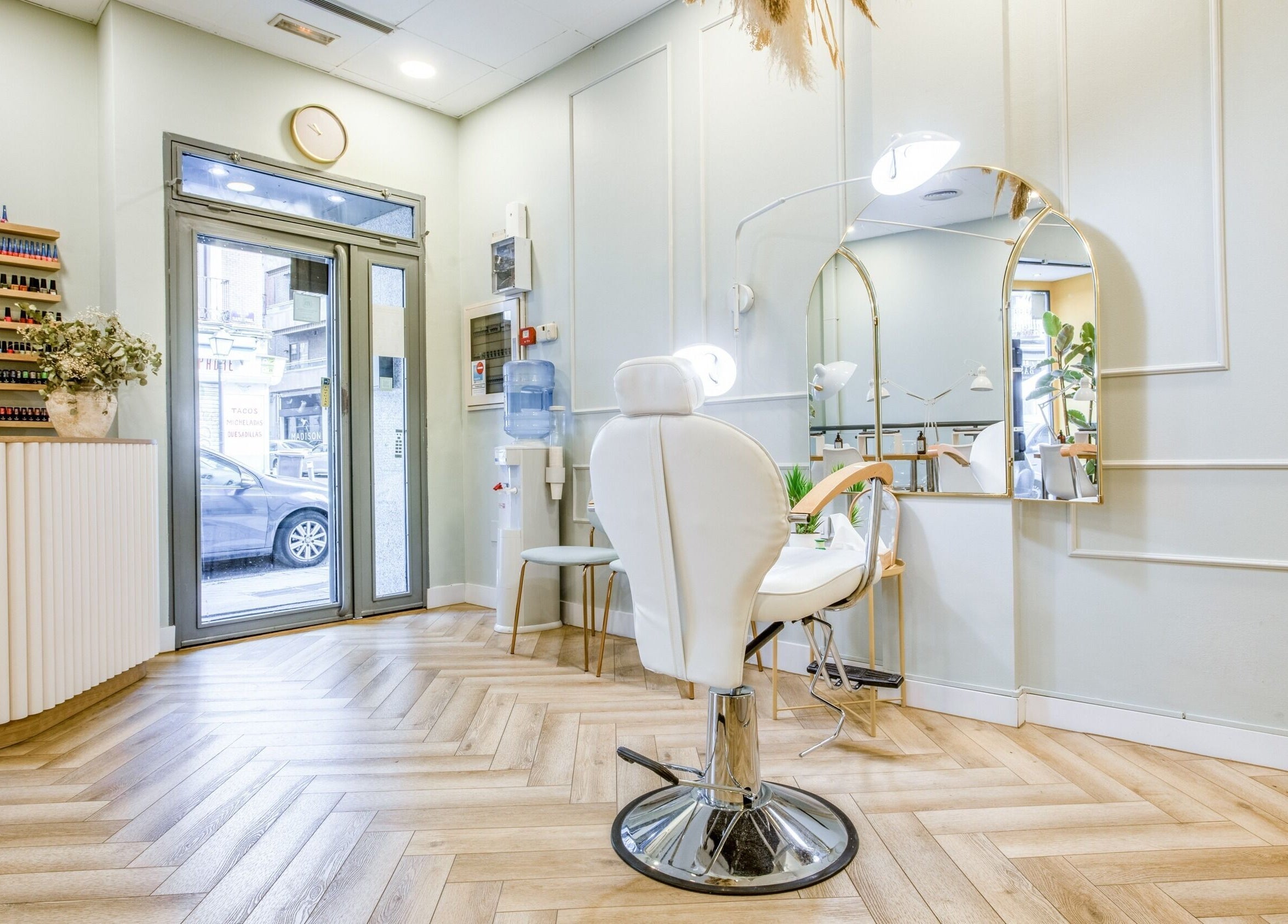 Interior moderno de La Esmaltería, Madrid, Comunidad De Madrid, ES con silla blanca y espejo elegante.