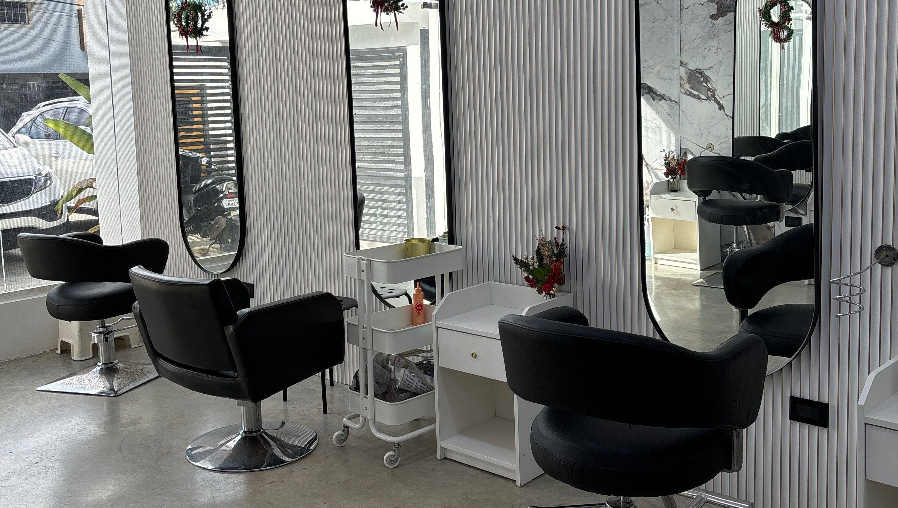 Sillas de estilista y espejos en Vitiello, Santo Domingo, Distrito Nacional, DO. Ambiente moderno y acogedor.
