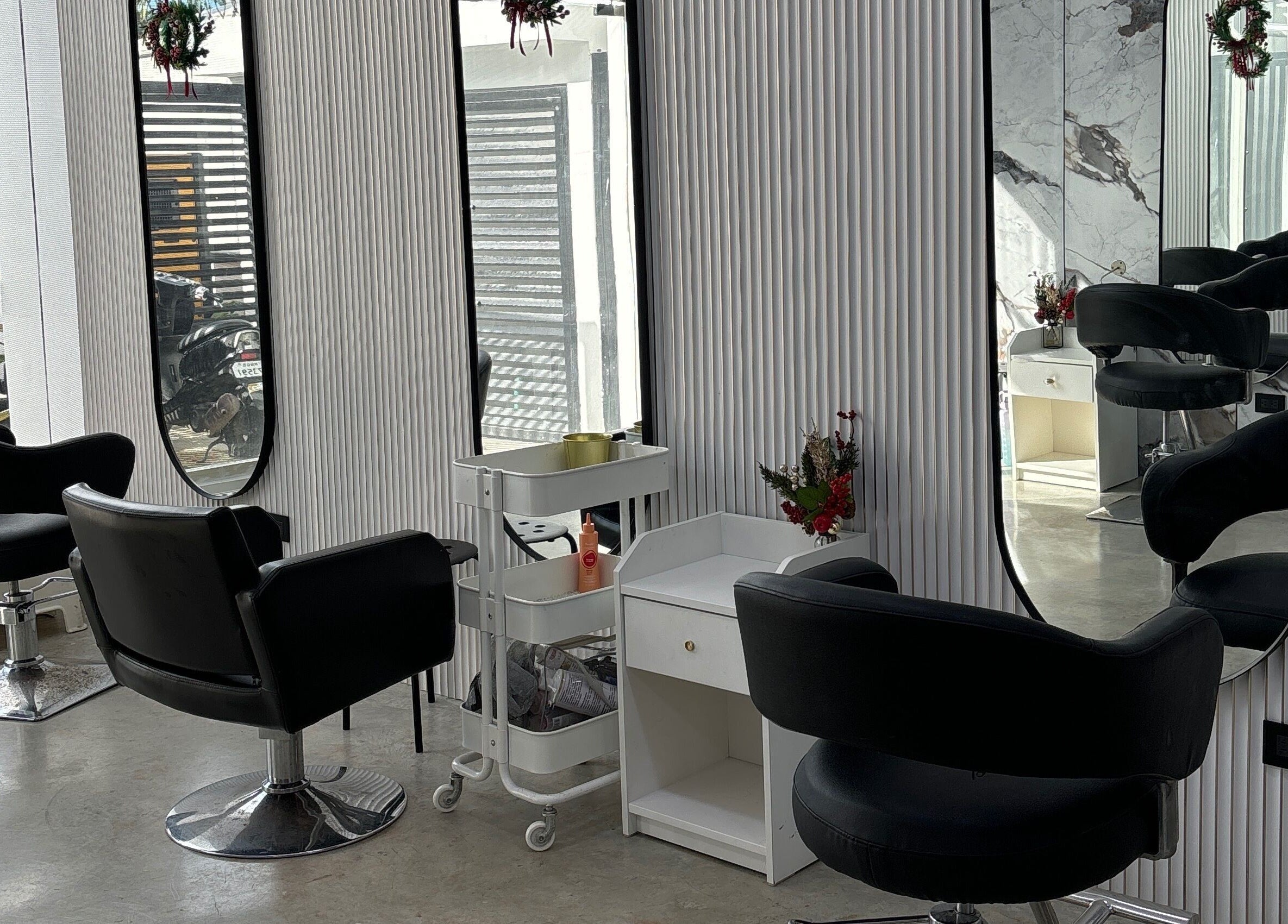 Sillas de estilista y espejos en Vitiello, Santo Domingo, Distrito Nacional, DO. Ambiente moderno y acogedor.