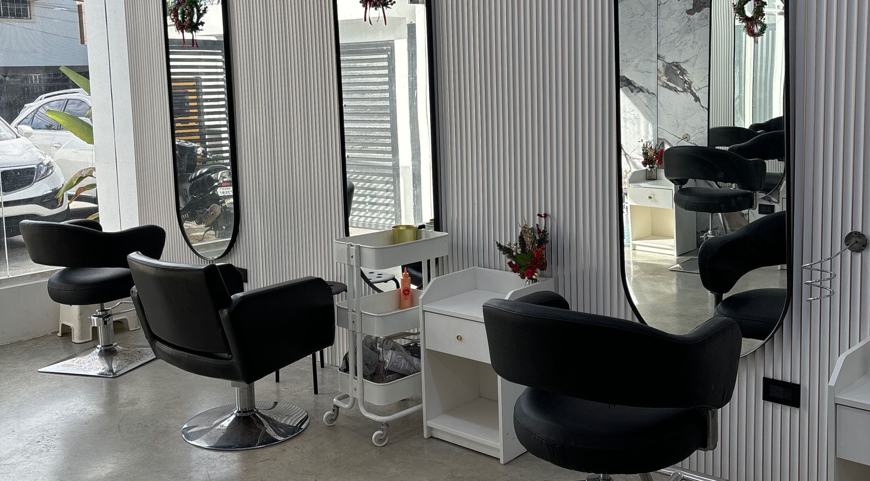 Sillas de estilista y espejos en Vitiello, Santo Domingo, Distrito Nacional, DO. Ambiente moderno y acogedor.