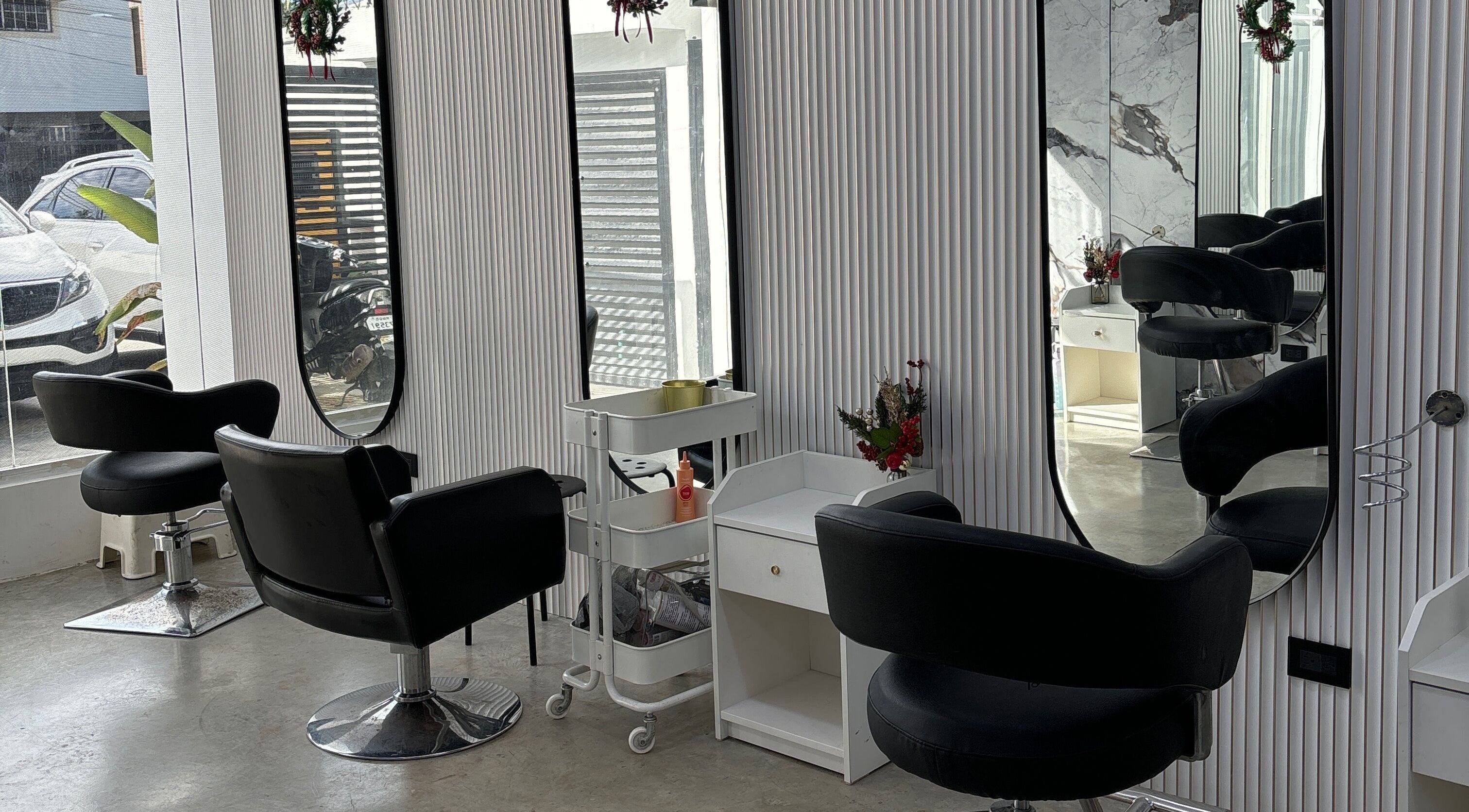 Sillas de estilista y espejos en Vitiello, Santo Domingo, Distrito Nacional, DO. Ambiente moderno y acogedor.