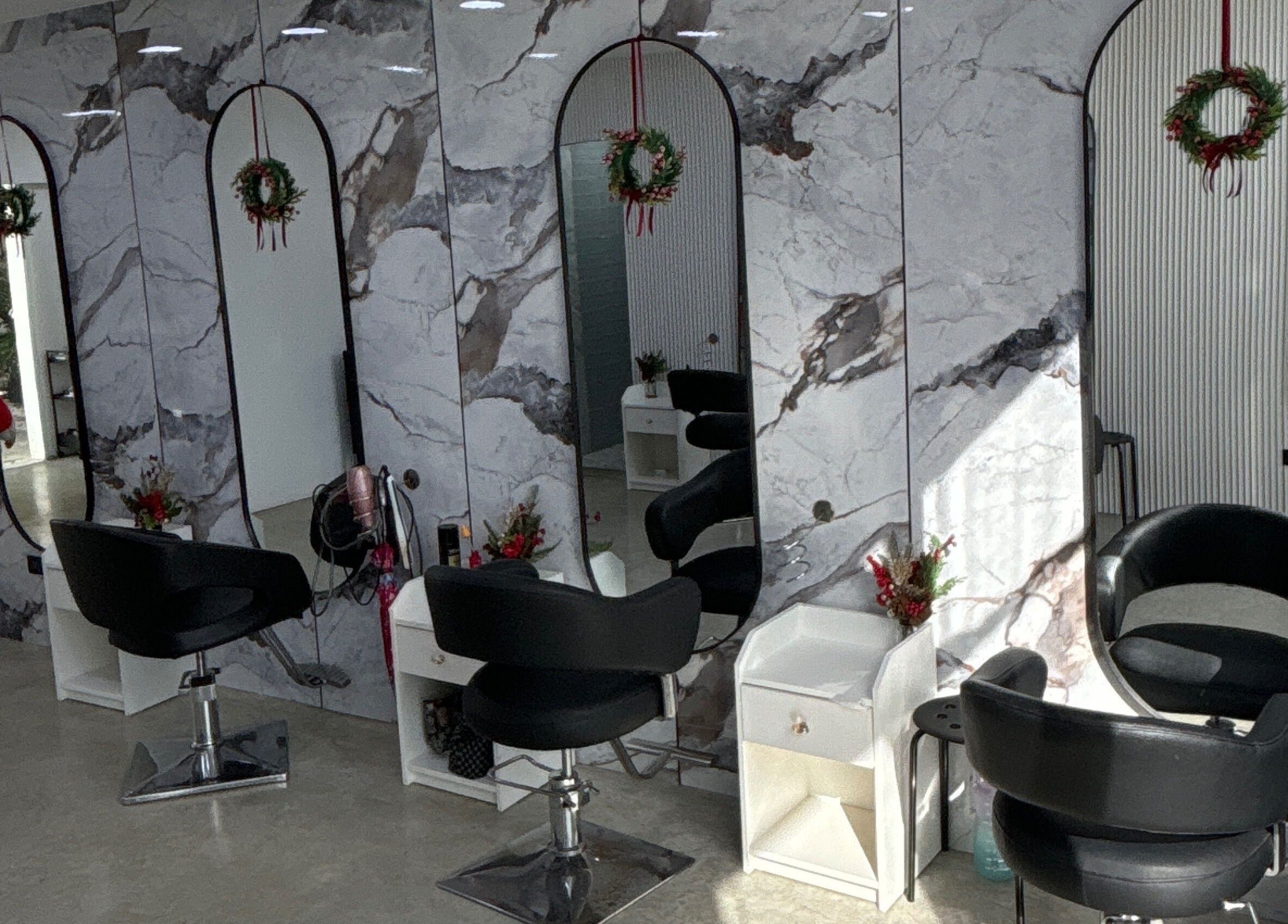 Elegante salón de Vitiello en Santo Domingo, Distrito Nacional, DO, con espejos de mármol y decoración navideña.