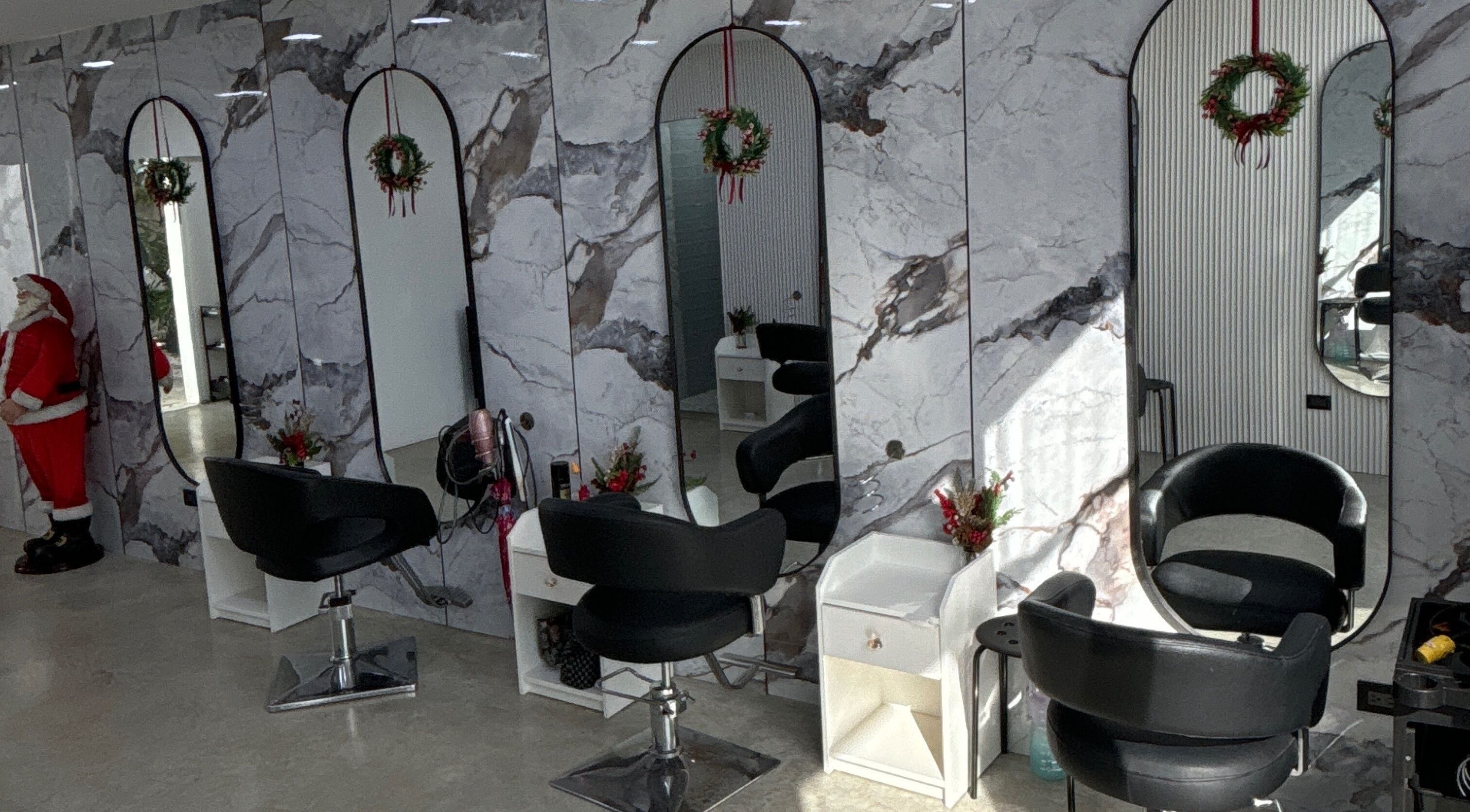 Elegante salón de Vitiello en Santo Domingo, Distrito Nacional, DO, con espejos de mármol y decoración navideña.