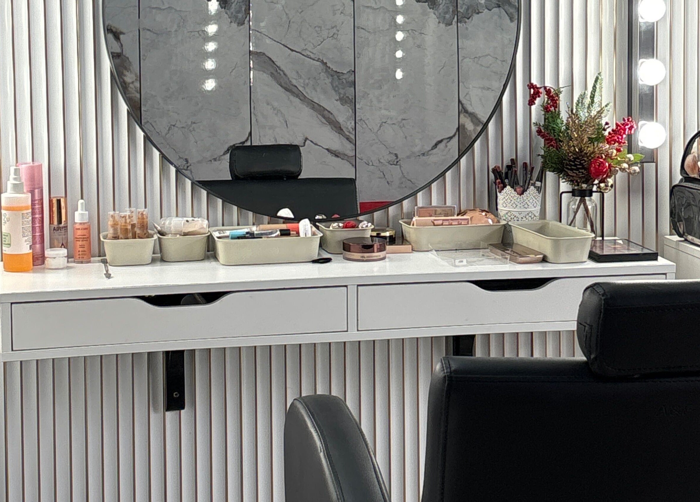 Tocador iluminado en Vitiello, Santo Domingo, Distrito Nacional, DO, destacado por su diseño moderno y productos de belleza.