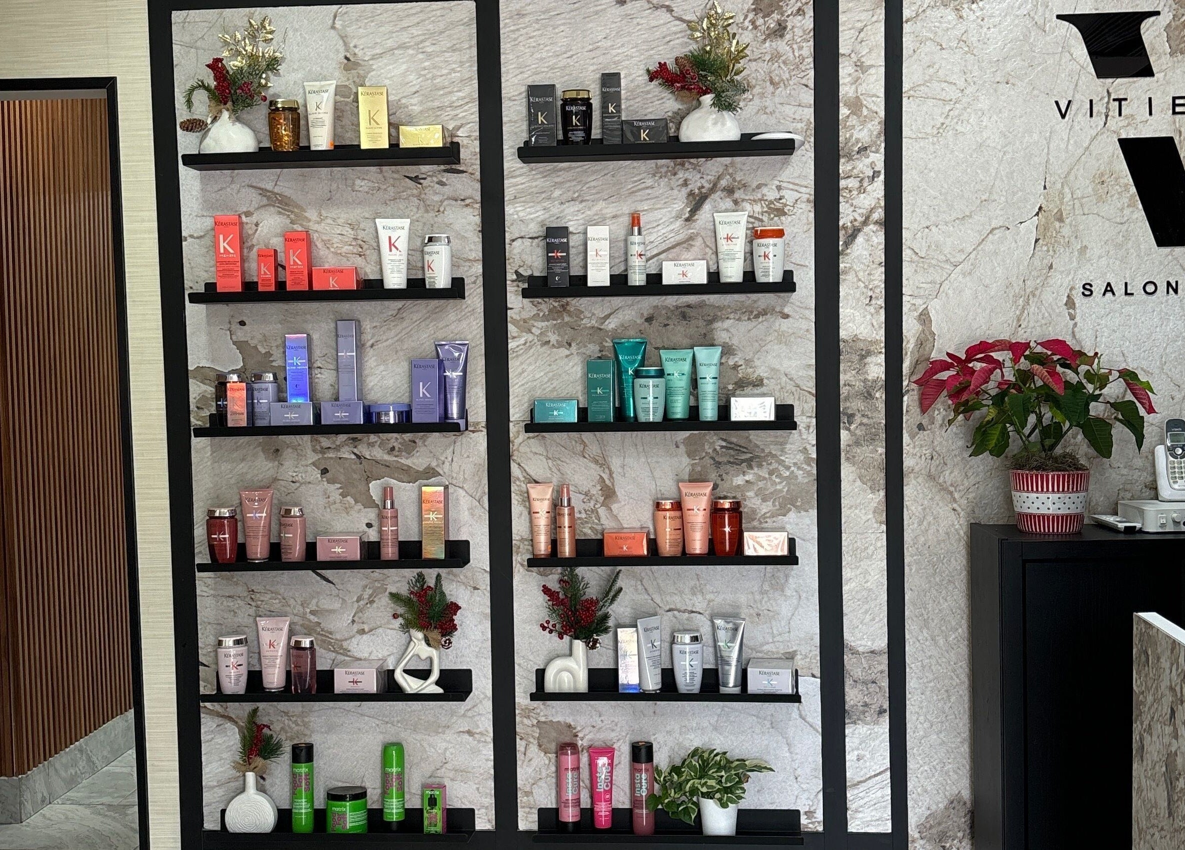 Estante de productos de belleza en Vitiello, Santo Domingo, Distrito Nacional, DO.