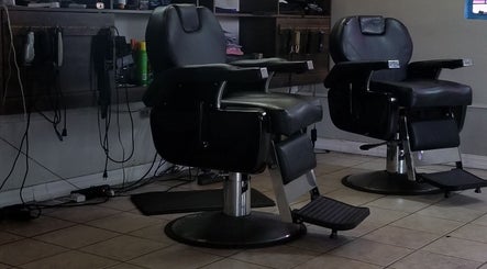 CUTS R US Unisex Barbering Saloon