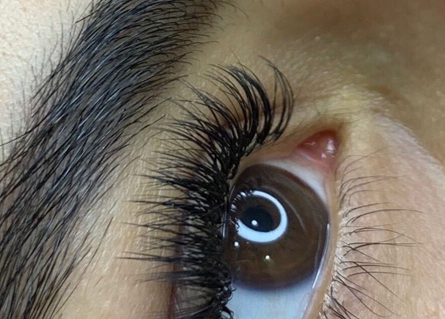 Elegant eyelash extensions at The Pinky Beauty Lounge, Abu Dhabi, AE offer a stunning look.