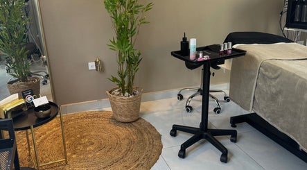 Relaxing treatment room at 24K Beauty Studio, Noord, AW, featuring a cozy massage bed and tranquil decor.