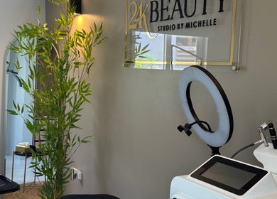 Modern equipment and decor at 24K Beauty Studio in Noord, AW, showcasing elegant wellness atmosphere.