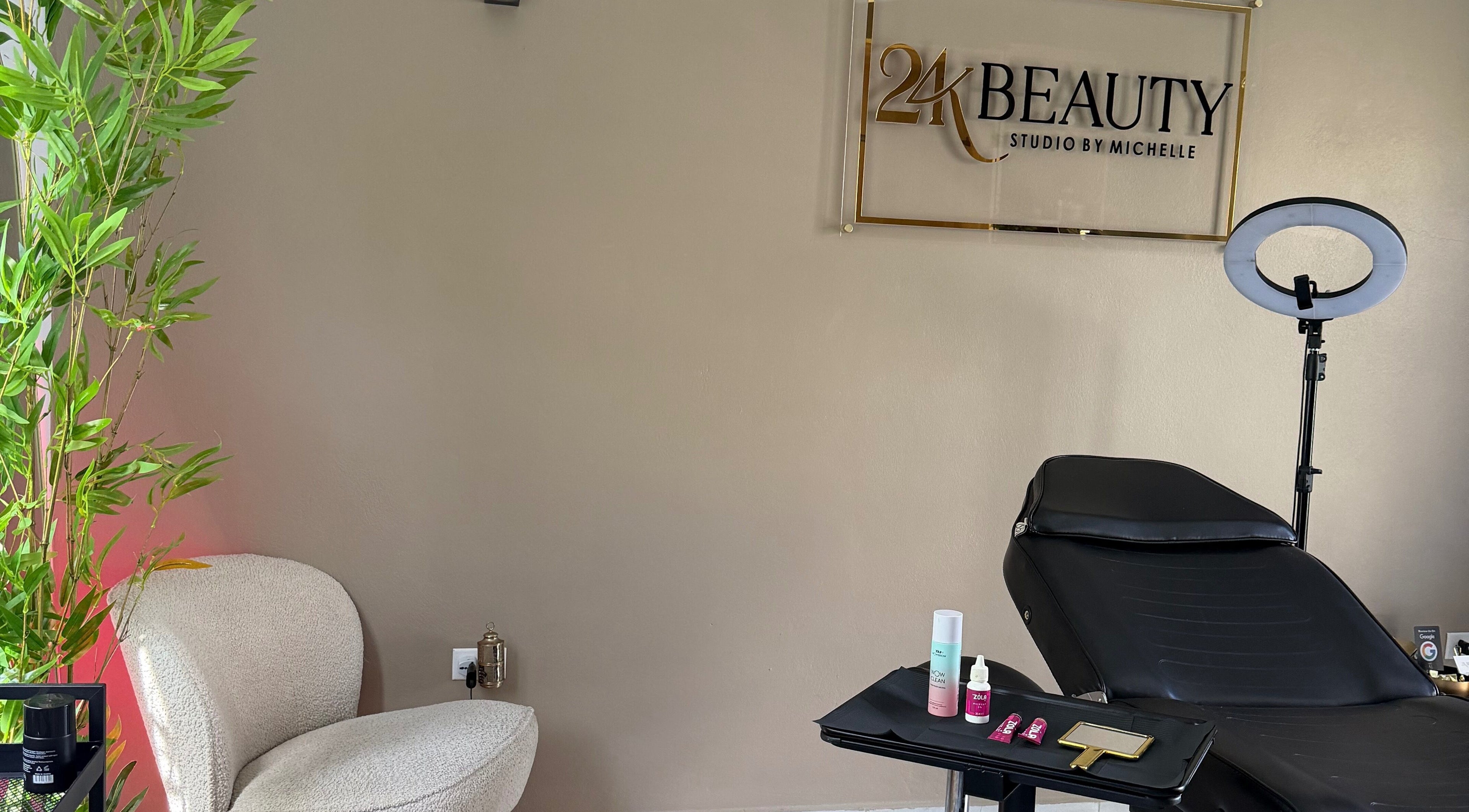 Relaxing treatment room at 24K Beauty studio, Noord, AW with chair and beauty products.