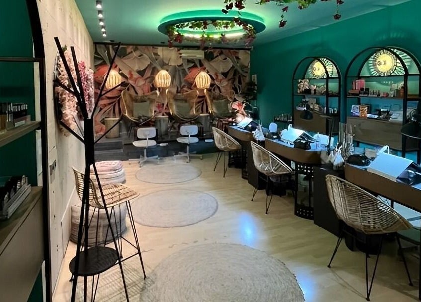 Εσωτερικός χώρος του Elektra Kiagia Nail Lab, Ηράκλειο, GR με κομψή διακόσμηση και θέσεις μανικιούρ.