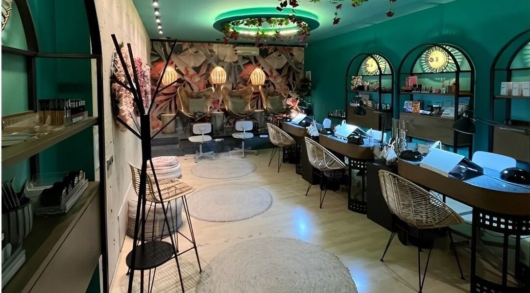 Εσωτερικός χώρος του Elektra Kiagia Nail Lab, Ηράκλειο, GR με κομψή διακόσμηση και θέσεις μανικιούρ.