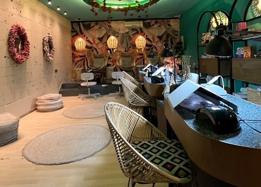 Κομψός χώρος στον Elektra Kiagia Nail Lab, Ηράκλειο, GR με πολυθρόνες και σύγχρονο φωτισμό.