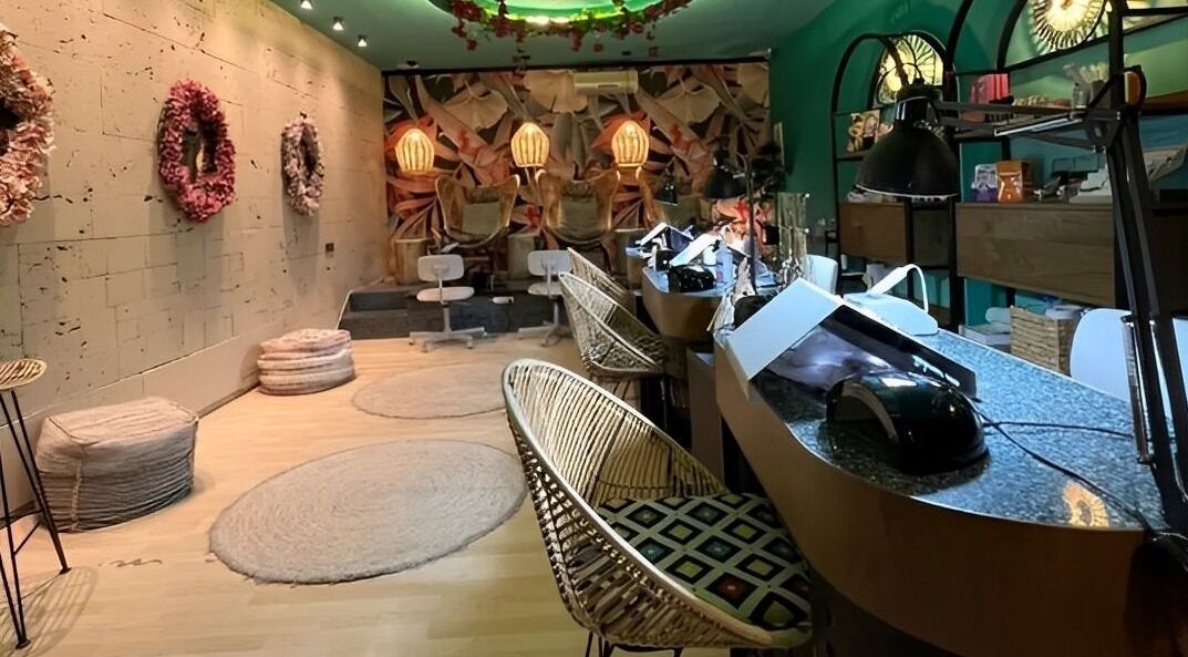 Κομψός χώρος στον Elektra Kiagia Nail Lab, Ηράκλειο, GR με πολυθρόνες και σύγχρονο φωτισμό.